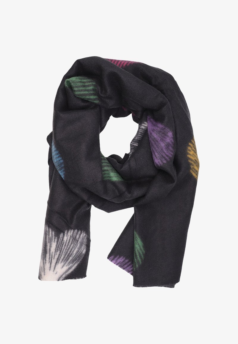 Sciarpa nera con grandi motivi a conchiglia multicolori in bianco, verde, viola, blu, giallo e rosso, disposta in modo libero su uno sfondo bianco.
