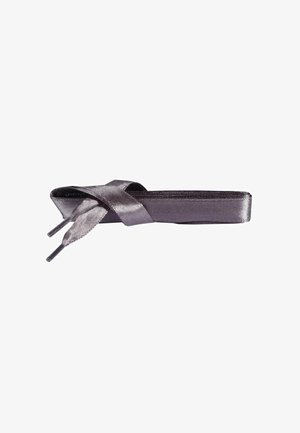 Szara satynowa wstążka o płaskim, wydłużonym kształcie i zakończeniach w szpic, z jedną częścią skręconą, co dodaje tekstury.