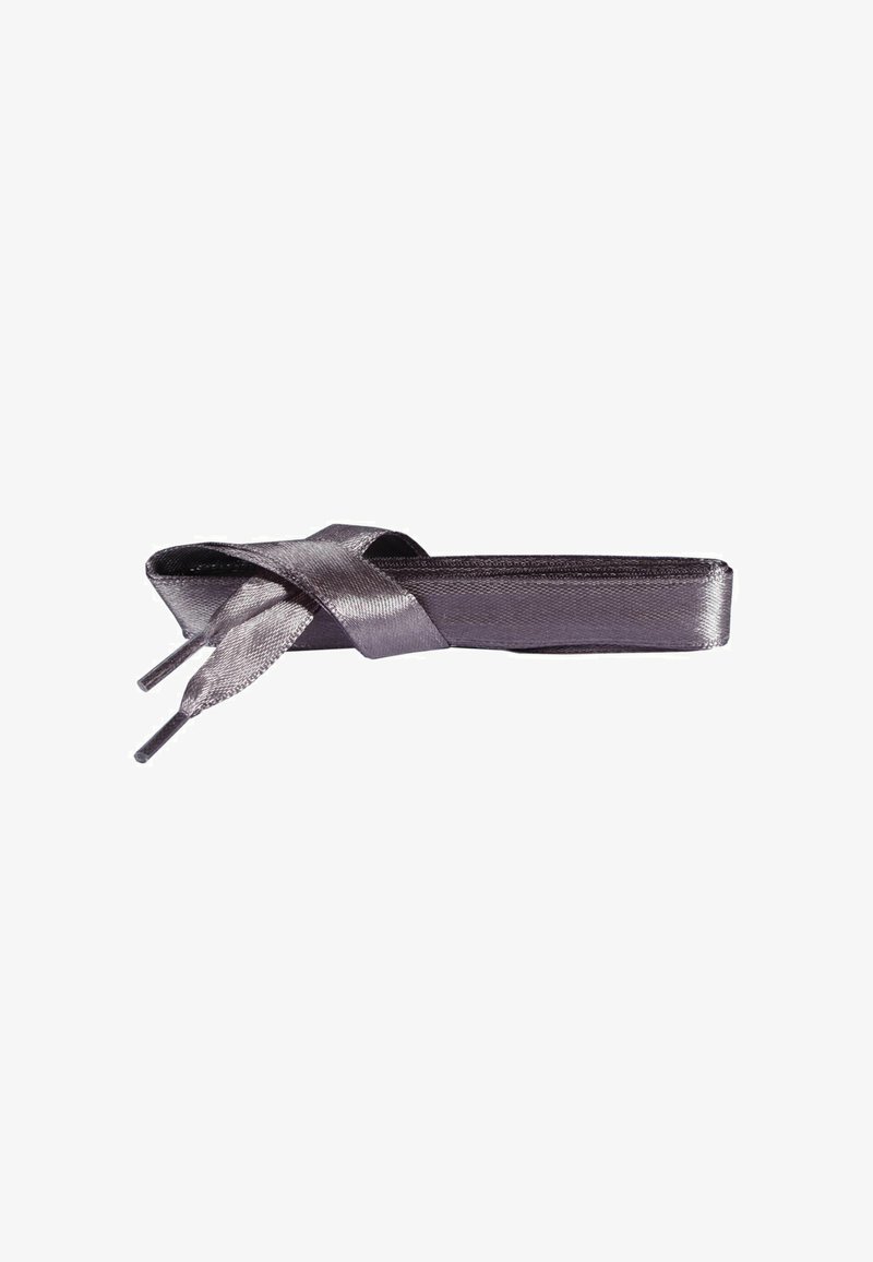 Šedá saténová stužka s plochým, predĺženým tvarom a špicatými koncami, ktorá má v jednej časti skrútený dizajn pre zvýraznenie textúry.