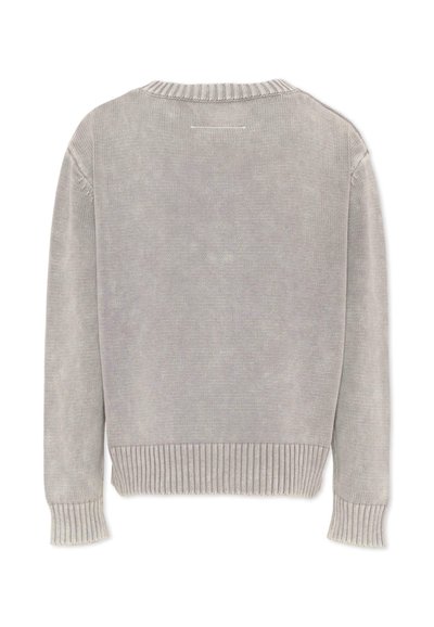 Maglione lavorato a maglia grigio chiaro con maniche lunghe, polsini, orlo e scollatura a coste, mostrato da dietro su sfondo bianco.