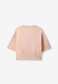 Crop top à manches courtes en coton doux de couleur rose clair, avec un col côtelé et des plis sur les côtés pour un ajustement décontracté. Texture lisse sur l'ensemble.