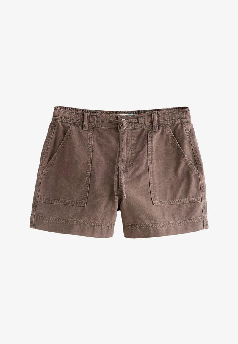 Shorts décontractés marron avec poches frontales plaquées, passants pour ceinture et fermeture à cordon sur fond blanc.