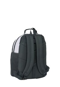 Zaino bianco e nero con spallacci imbottiti, tasche laterali in rete e una maniglia per il trasporto su uno sfondo bianco.