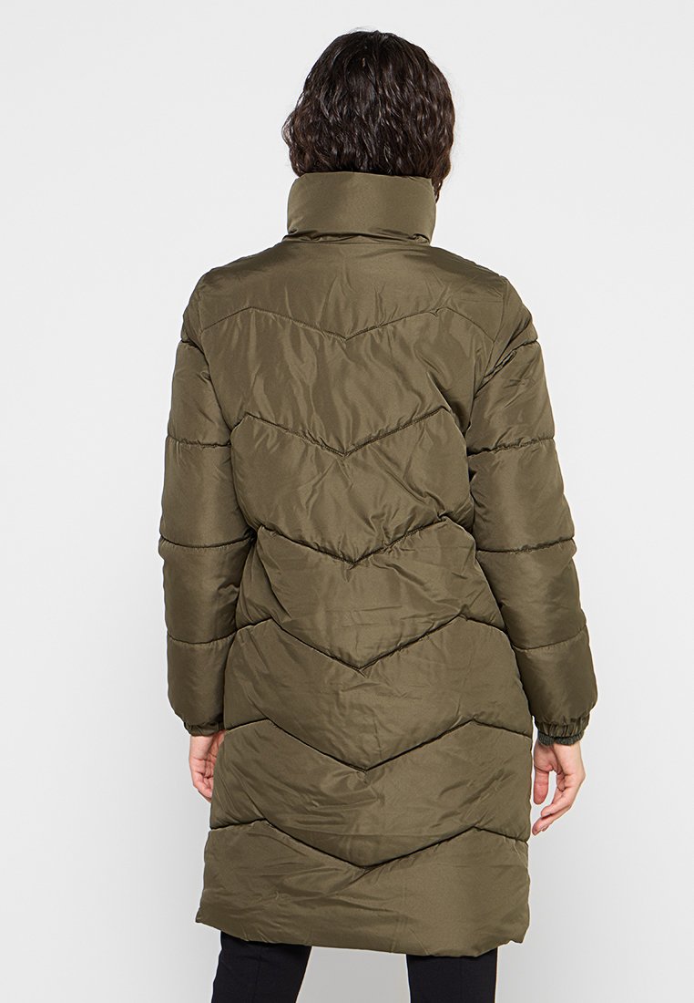 Olivgrüner Puffer-Cape mit hohem Kragen, verfügt über eine Zickzacksteppung und elastische Ärmelbündchen. Mittellanges Design für zusätzliche Wärme.