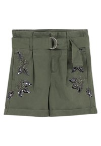 Olivgrüne Shorts mit einem Stoffgürtel, der eine silberne D-Ring-Schnalle hat, und schwarzer, blumiger Paillettenstickerei an den vorderen Seiten.