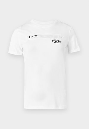 Bela bombažna majica s črnim tiskanjem na prsih, ki prikazuje abstraktni dizajn očesa in poudarjen besedni element. Kratki rokavi.