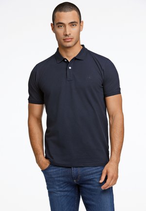 Marineblauwe poloshirt gemaakt van een katoenmix, met een drukknoopsluiting, korte mouwen en een subtiel logo op de linkerkant van de borst.