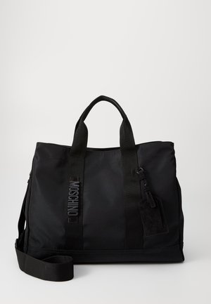 Sac fourre-tout en nylon noir avec double anses supérieures, bandoulière réglable et détails de logo gaufré. Texture lisse avec une étiquette attachée.