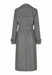 Cappotto lungo in lana grigia con vita cinturata, colletto strutturato e polsini con bottoni. Presenta una fessura sul retro per facilitare i movimenti.