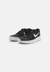 Juodos sportinės bateliai su tekstūruotu tinkleliu, baltas Nike logotipas, raišteliai ir guminis padas su raštuotu sukibimu.