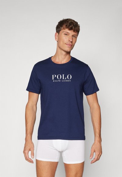 Sötétkék pamut póló rövid ujjakkal, elöl fehér "POLO RALPH LAUREN" grafikával.