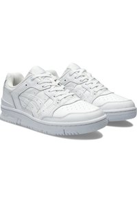 Sneakers bianchi in pelle con finitura liscia, punta perforata e linguetta imbottita. Presentano chiusura con lacci e suola in gomma con motivo antiscivolo.