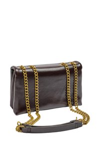 Brązowa skórzana torebka z złotymi łańcuchami, prostokątny kształt, teksturowana powierzchnia i zapięcie w formie klapy.
