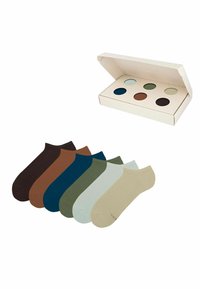 Zestaw siedmiu skarpetek kostkowych w różnych kolorach, w tym brązowym, zielonym i niebieskim, zapakowanych w kremowe pudełko z klapą.