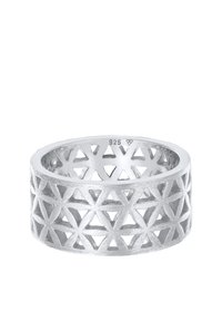 Sterling zilveren ring met een geometrisch driehoekig uitsnijdontwerp, textuur op het oppervlak en gepolijste binnenkant. Gemarkeerd met '925' voor authenticiteit.