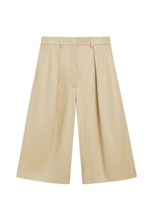 Shorts beige a gamba larga fino al ginocchio con passanti per cintura, pieghe frontali e tasche laterali, mostrati su sfondo bianco.