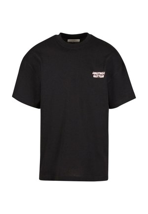 Sort bomulds T-shirt med rund halsudskæring og korte ærmer. Har "ANOTHER COTTON" trykt i lyserød på venstre brystområde.