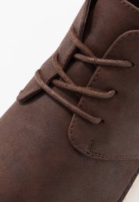 New Look Šněrovací kotníkové boty - dark brown