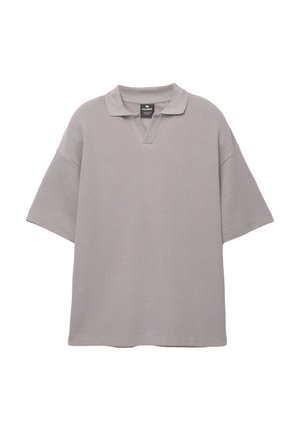 Polo gris à manches courtes avec un col plat et un tissu texturé. Présente une coupe décontractée et une fente en V au niveau du col.