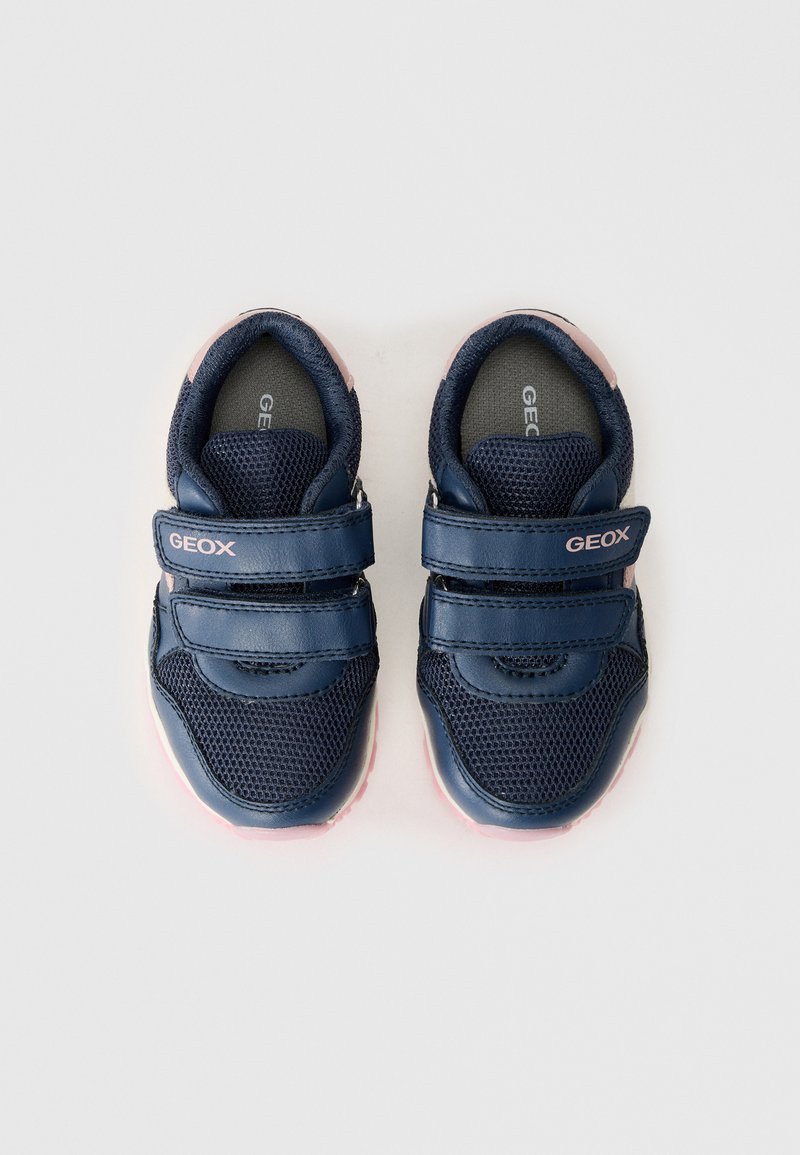 Baskets pour enfants Navy GEox avec tige en maille, accents en cuir, doubles bandes Velcro, bordures roses et semelle en caoutchouc pour une meilleure adhérence.