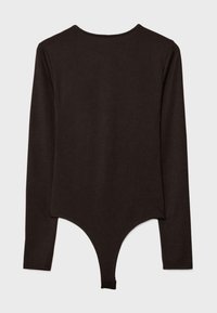 Body manches longues en marron foncé, réalisé en tissu doux. Il présente un col arrondi et un design dos string avec des bords lisses.