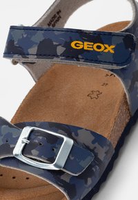 Geox GHITA BOY - Sandálias - grey/navy