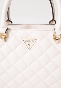 Guess CARLY GIRLFRIEND SATCHEL - Borsa a mano - stone