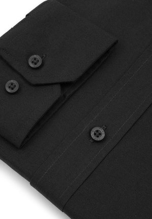 Czarny materiał koszulowy z kołnierzem na guziki i mankietem na pojedynczy guzik, o gładkiej fakturze i kontrastujących czarnych guzikach.