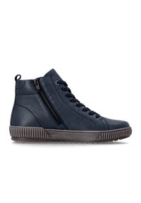 Baskets montantes bleu foncé avec des lacets noirs, une fermeture éclair latérale et une semelle en caoutchouc gris texturée, vue de côté sur fond blanc.