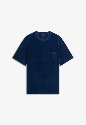 Marineblauw T-shirt met korte mouwen, een ronde hals en een borstzakje met een klein rood, wit en blauw logo.