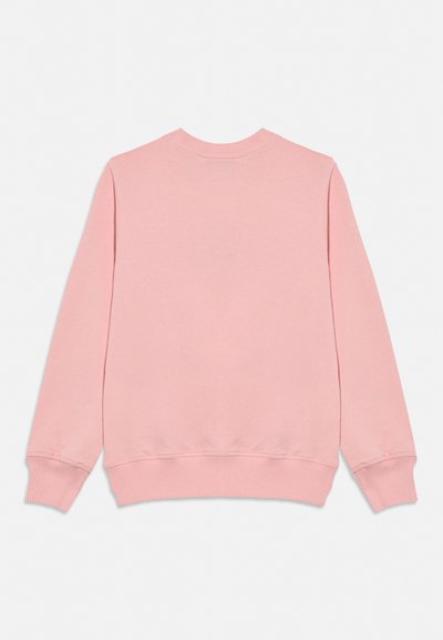 Paprasta rožinė ilgomis rankovėmis marškinėliai su apvalia iškirpte, su siūtomis rankogalių ir apačios juostelėmis, parodyta iš nugaros ant balto fono.