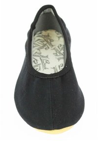 Schwarze Ballettflats aus Canvas mit einer runden Zehenpartie, elastischem Rand und strukturiertem Sohle. Das Innenfutter weist ein gemustertes Futter mit Markenlogos auf.