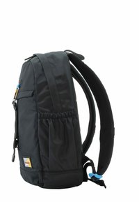 Mochila de tela negra con correas ajustables acolchadas, un bolsillo de malla lateral y cierre de cremallera. Presenta un acento azul en el tirador de la cremallera.