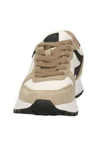 Sneaker con tomaia in camoscio beige e mesh bianco, dettagli neri e suola texturizzata. Presenta punta arrotondata e design classico con lacci.