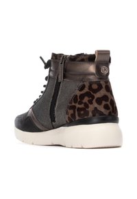 Botte de sneaker noire et marron avec des accents en imprimé léopard, en matériaux en tissu et en cuir, design mi-haut, fermeture éclair sur le côté, semelle blanche et lacets.