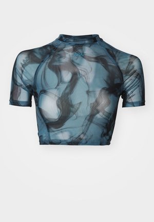 Top court à manches courtes en tissu bleu transparent, avec des tourbillons abstraits noirs et gris, doté d'un col montant et de surpiqûres contrastées.