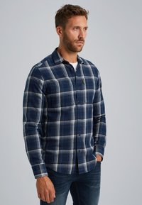 Donkerblauw geruit overhemd met lange mouwen en witte en lichtblauwe strepen, voorzien van een button-down kraag en twee borstzakken.