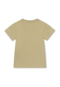 Kurzärmliges, hellbeiges T-Shirt aus weichem Stoff, mit einem schlichten Rundhalsausschnitt und einem sauberen Abschluss ohne zusätzliche Designelemente.