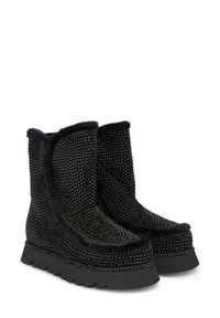 Stivaletti neri realizzati in materiale vellutato, adornati con piccoli strass. Presentano una suola nera spessa e bordi arrotondati.