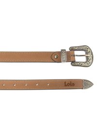 Cinturón de cuero marrón con una hebilla ornamentada en tono plateado, detalle grabado y un logotipo. Con cinco agujeros para ajuste y diseño de punta afilada.