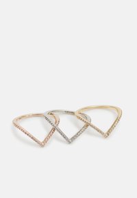 Ensemble de trois anneaux triangulaires en or rose, en argent et en or jaune, ornés d'une ligne de petits accents scintillants le long des bords.