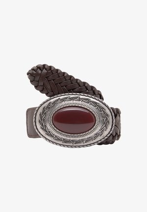 Bruine gevlochten leren riem met een kunstzinnig zilverkleurig gesp, voorzien van een grote ovale bordeauxrode steen en ingewikkelde bladdetails.