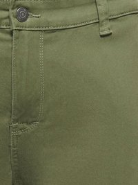Pantalones verde oliva hechos de tela de algodón suave, con cierre frontal de botones, detalles mínimos de costura y aberturas de bolsillos laterales.