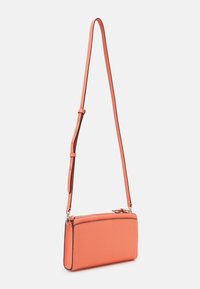 kate spade new york KNOTT PEBBLED SMALL CROSSBODY - Borsa a tracolla - melon ball