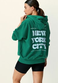 Next - NEW YORK CITY GRAPHIC LONGLINE - Majica s kapuljačom - dark green Minijatura 1