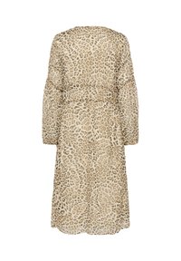 Leopardprint kjole med lange ærmer, tætsiddende talje, flagrende stof og knælangt fald. Farverne er beige, brun og sort.