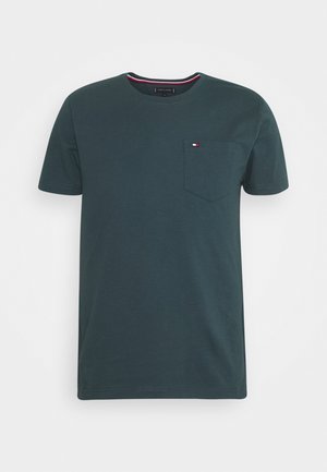 T-shirt vert foncé à manches courtes avec col rond et une petite poche sur la poitrine gauche avec un petit logo de drapeau rouge, blanc et bleu.