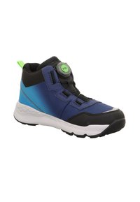 Sportovní boty s výškou ke kotníkům, které mají modrý gradientový svršek, černé akcenty, zelené kolečko BOA pro nastavení utažení a strukturovanou podrážku.