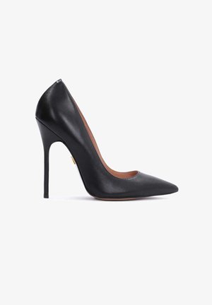 Must ehk kõrged kontsad, terava nina ja kitsas stilettokonts. Sujuv tekstuur ja kuldne aksent kontsa lähedal.