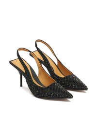 Čierne lodičky na podpätku so špicatými prstami, zdobené čiernymi rhinestone kamenčekmi. Majú tenké ihlové podpätky a hladké miestnosti s tan farbou.